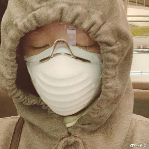 Người đẹp phim Châu Tinh Trì được lắp màn hình theo dõi khi cách ly ảnh 3