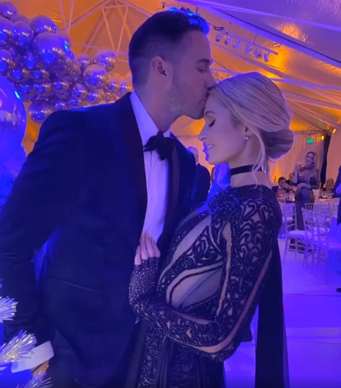 Paris Hilton chui từ trong hộp quà gây bất ngờ cho bạn trai ảnh 8