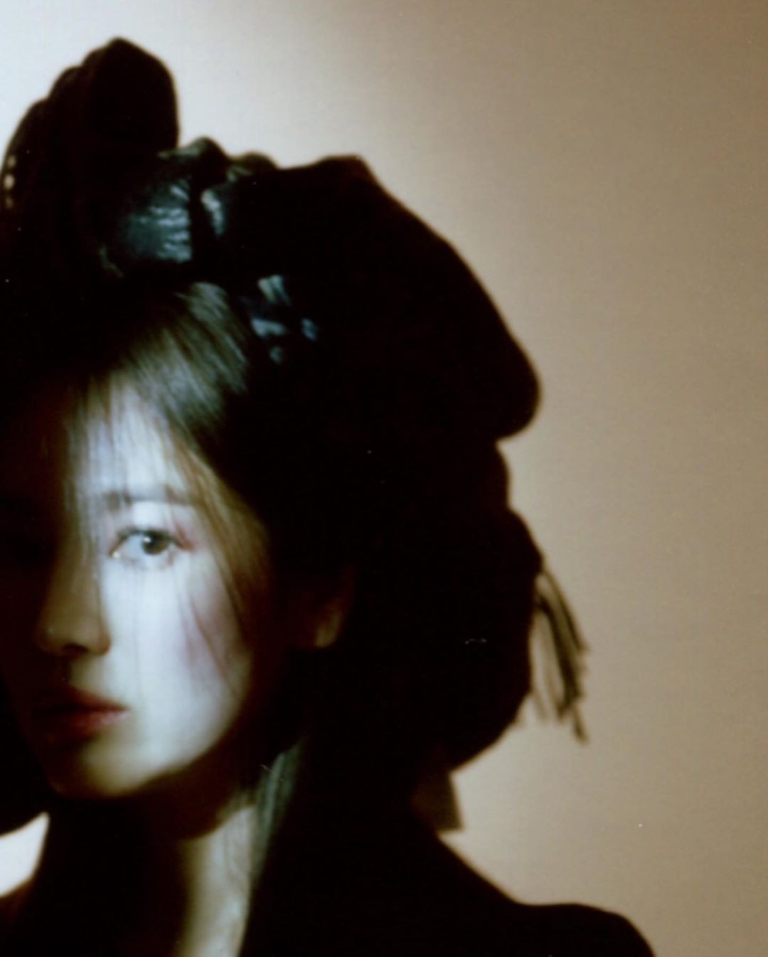 Bộ ảnh tạp chí mới nhất của người đẹp Hàn Quốc là trên tạp chí Harper's Bazaar Thái Lan. Song Hye Kyo lộ diện sau khi trở về từ tâm dịch Milan nước Ý ảnh 3