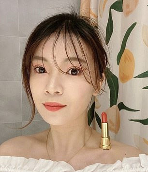 Các cô gái đua nhau thử thách đặt son môi trên xương quai xanh ảnh 6