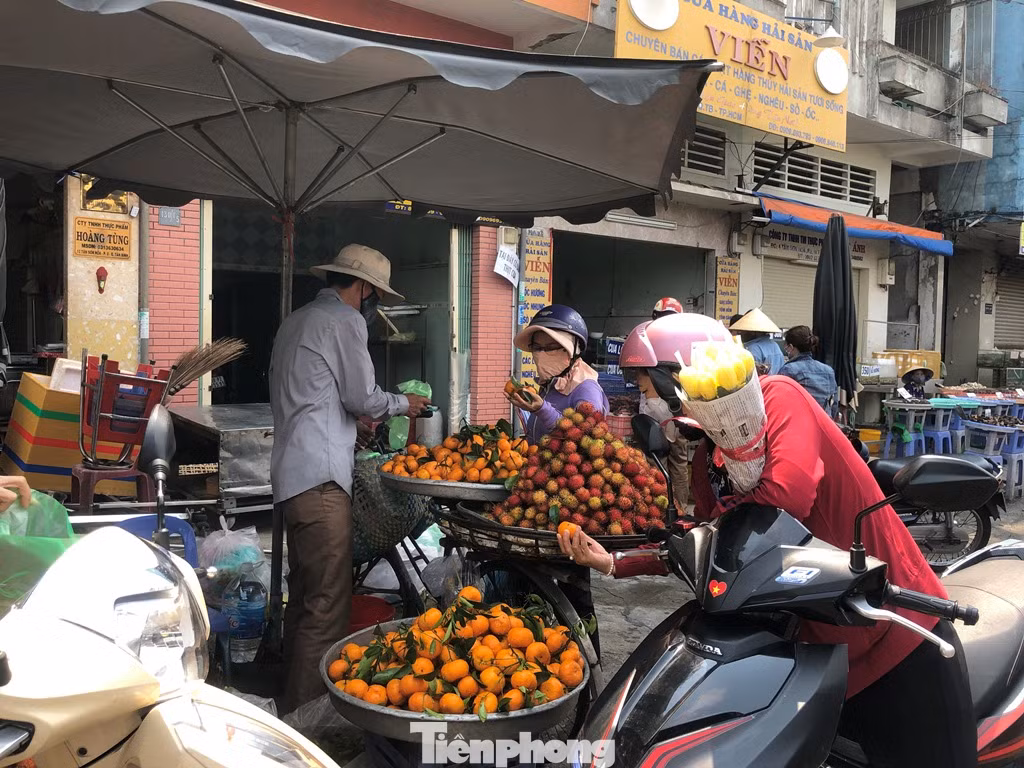 Giá nhiều loại thực phẩm tăng mạnh trước rằm tháng Chạp ảnh 3
