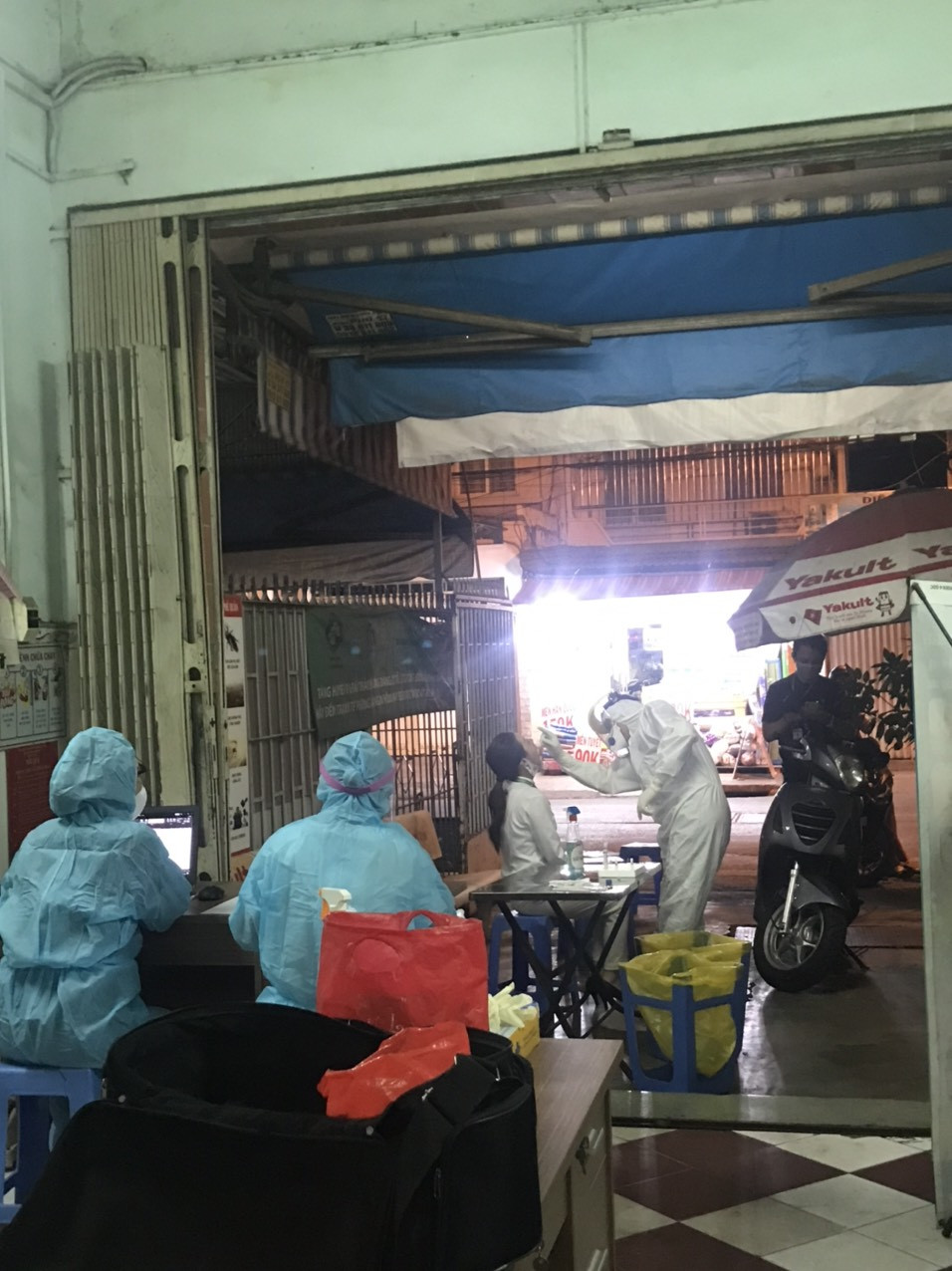 Xuyên đêm lấy mẫu xét nghiệm lại cho nhân viên sân bay Tân Sơn Nhất ảnh 1