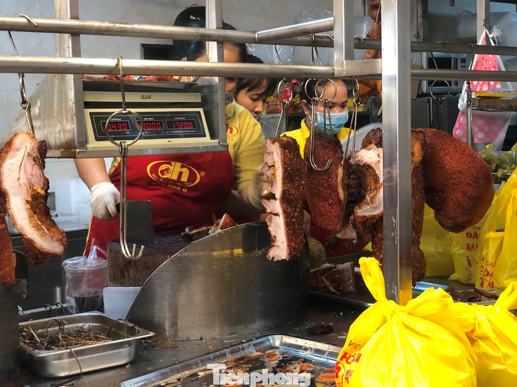 Khách chen lấn chờ mua, cửa hàng heo quay TPHCM 'hốt bạc' ngày Vía Thần Tài ảnh 5