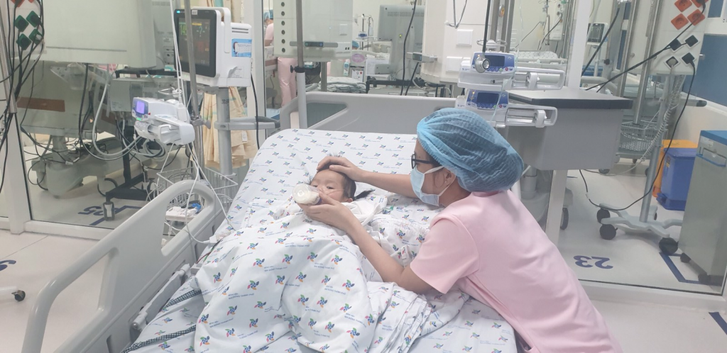 Cứu sống bé gái trụy tim, nguy kịch vì biến chứng tay chân miệng ảnh 1