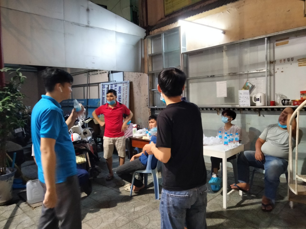 TPHCM phong tỏa hẻm Mã Lạng trong đêm vì ca nghi mắc COVID-19 ảnh 3