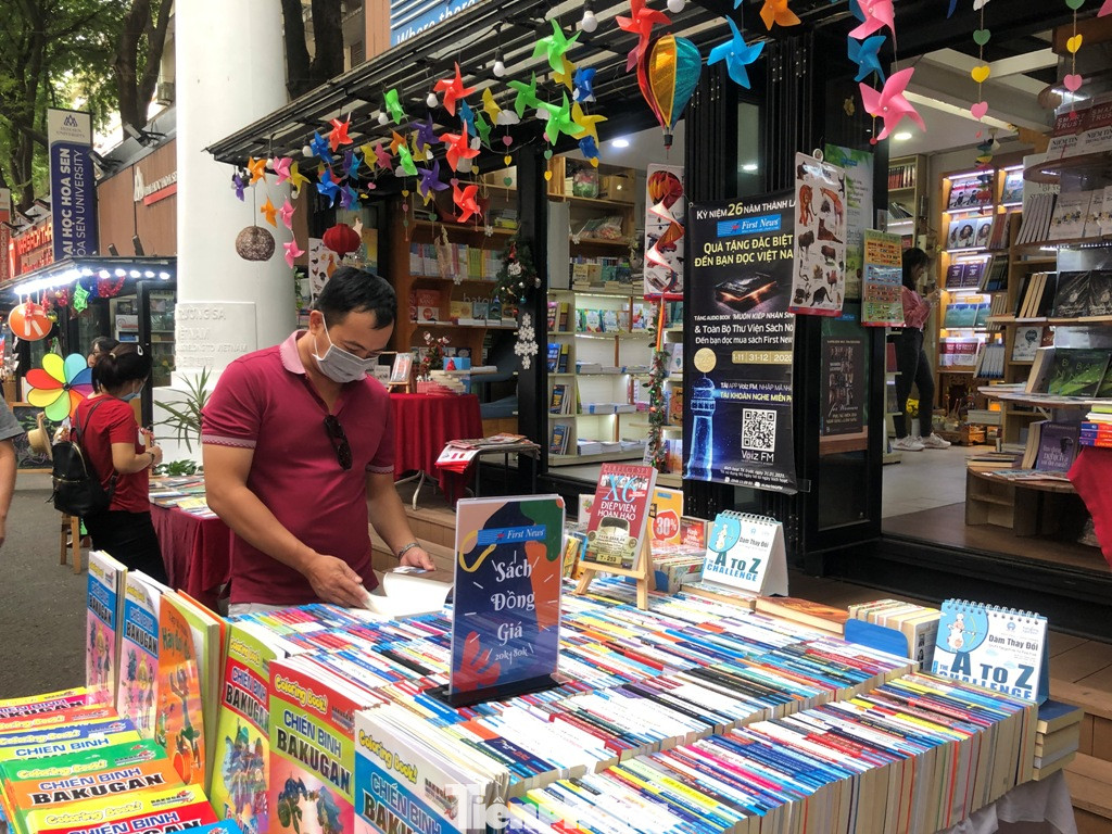 Đầu năm 2021: Chị em xúng xính áo dài, khẩu trang xuống phố ảnh 9