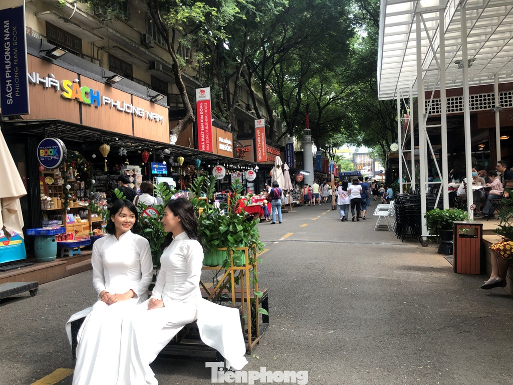 Đầu năm 2021: Chị em xúng xính áo dài, khẩu trang xuống phố ảnh 3