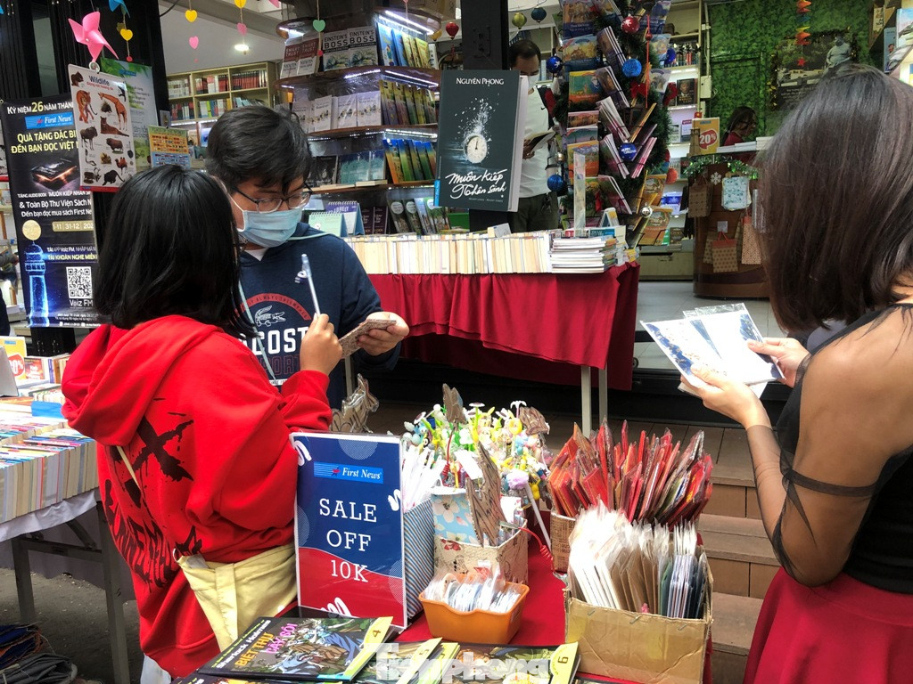 Đầu năm 2021: Chị em xúng xính áo dài, khẩu trang xuống phố ảnh 8