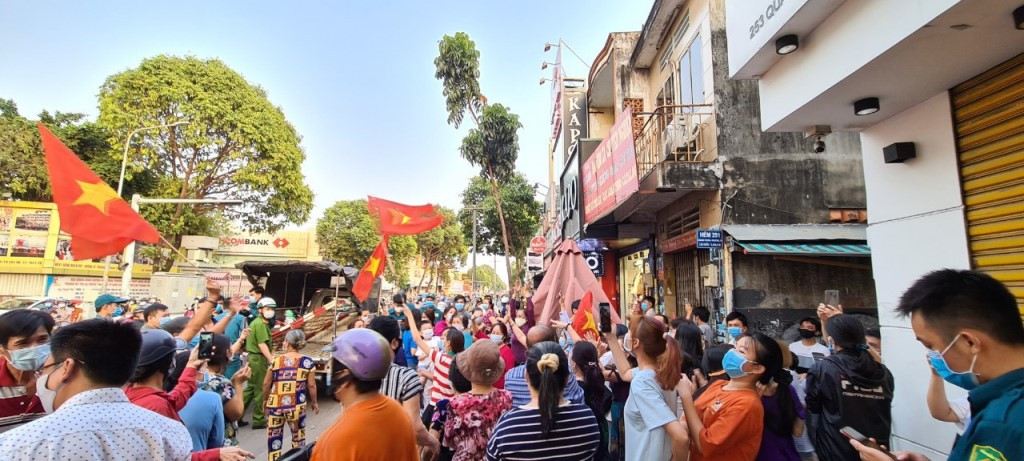 TPHCM: Vỡ òa khoảnh khắc các điểm phong tỏa được gỡ bỏ ảnh 2