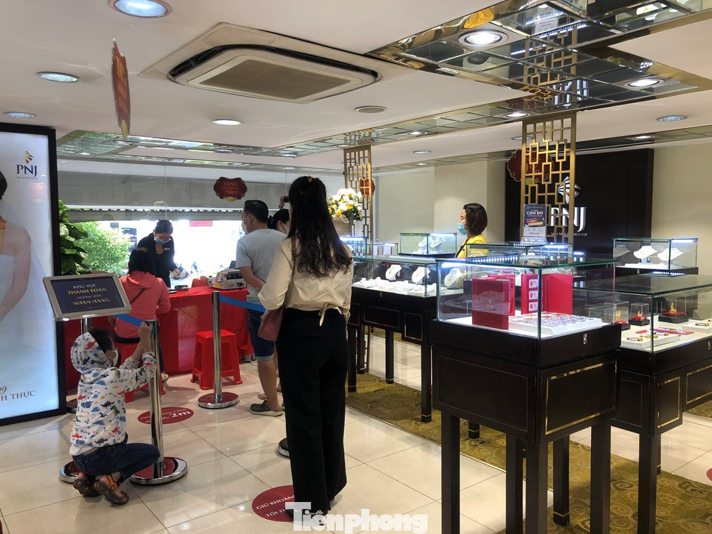 Vàng tăng giá, khách vẫn nhộn nhịp mua cầu may ảnh 7