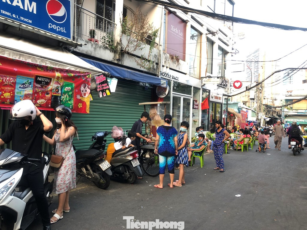 TPHCM: Sau 9 ngày bị phong tỏa, dân Mả Lạng ra đường ăn mừng được 'giải phóng' ảnh 4