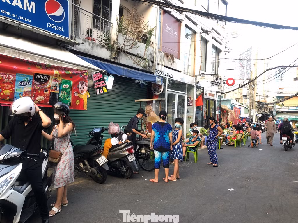 TPHCM: Sau 9 ngày bị phong tỏa, dân Mả Lạng ra đường ăn mừng được 'giải phóng' ảnh 4