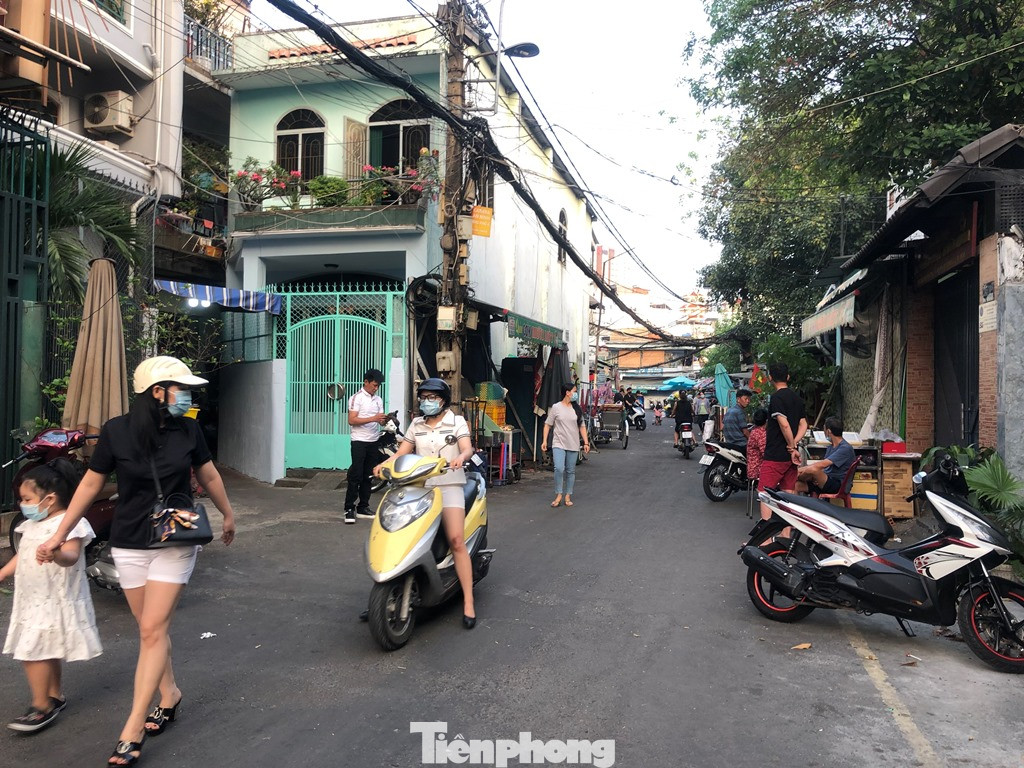 TPHCM: Sau 9 ngày bị phong tỏa, dân Mả Lạng ra đường ăn mừng được 'giải phóng' ảnh 3