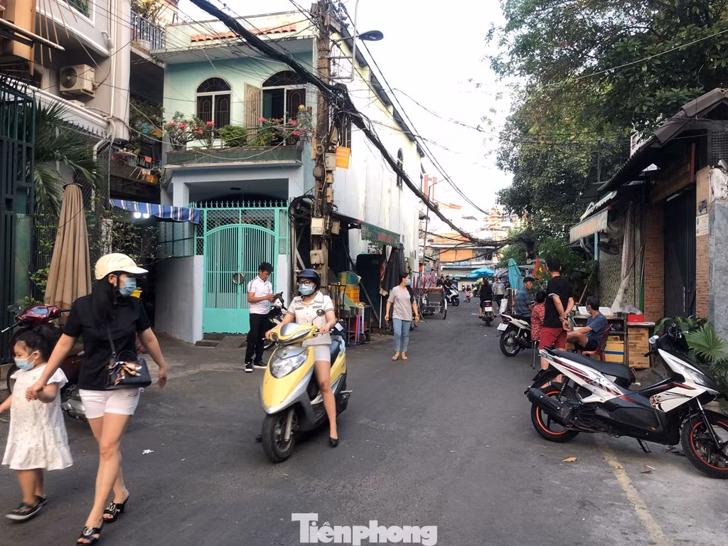 TPHCM: Sau 9 ngày bị phong tỏa, dân Mả Lạng ra đường ăn mừng được 'giải phóng' ảnh 3