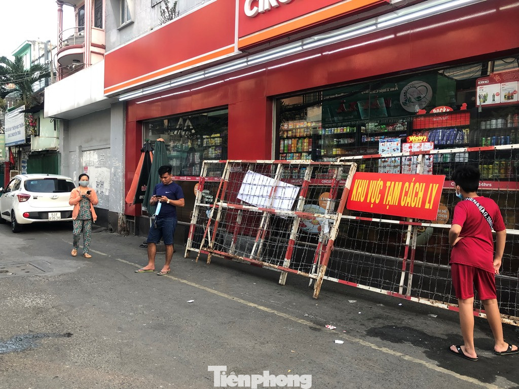 TPHCM: Sau 9 ngày bị phong tỏa, dân Mả Lạng ra đường ăn mừng được 'giải phóng' ảnh 1