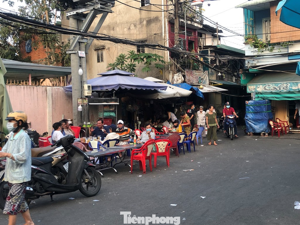 TPHCM: Sau 9 ngày bị phong tỏa, dân Mả Lạng ra đường ăn mừng được 'giải phóng' ảnh 2