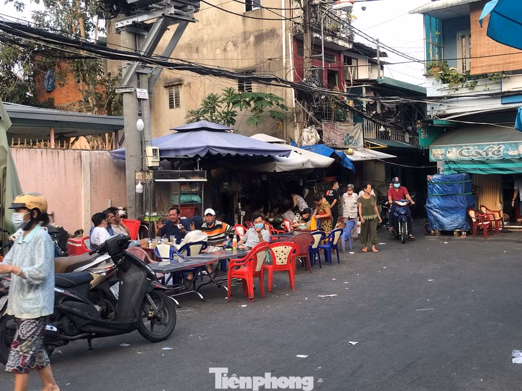 TPHCM: Sau 9 ngày bị phong tỏa, dân Mả Lạng ra đường ăn mừng được 'giải phóng' ảnh 2
