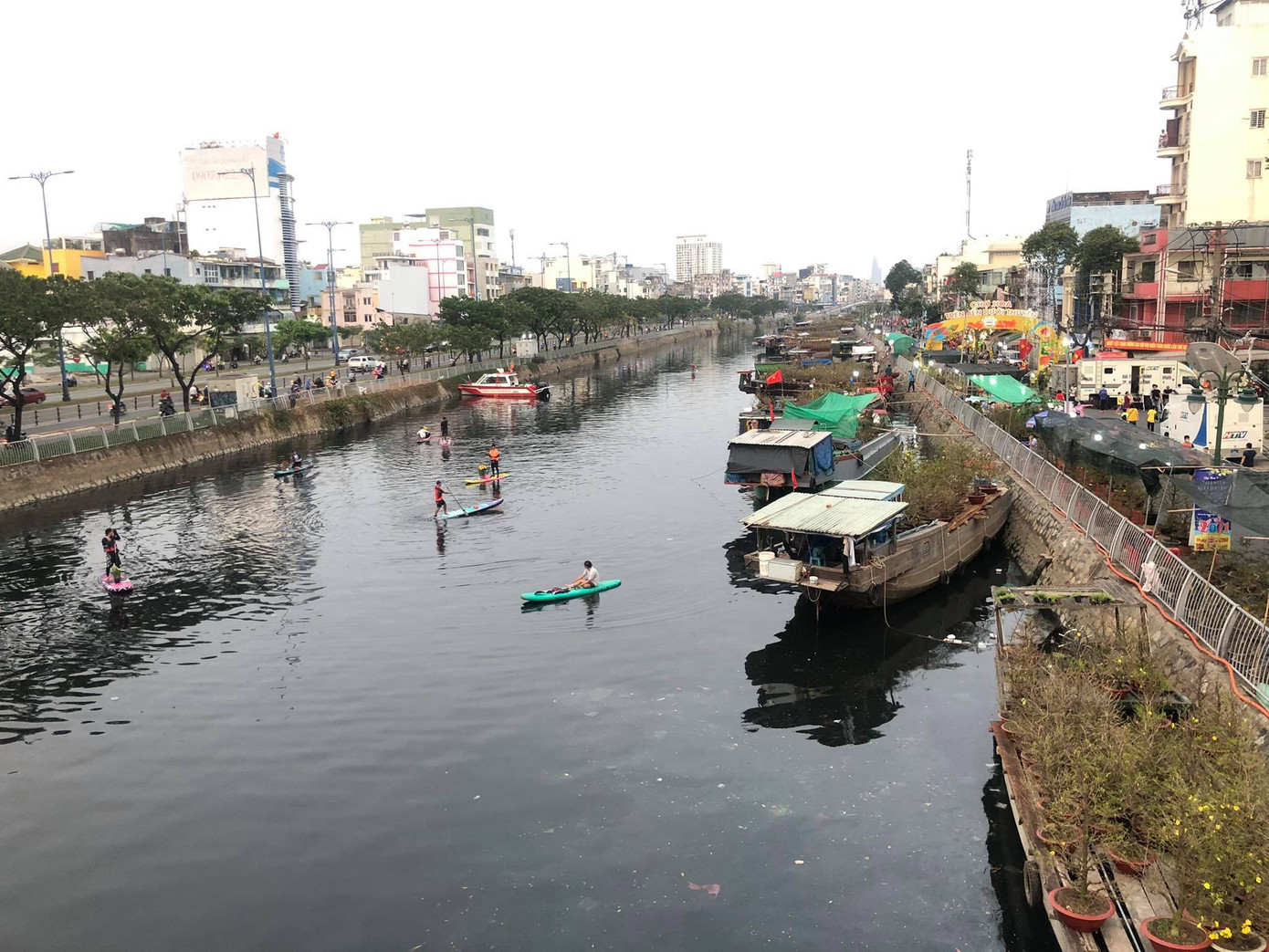 Chèo thuyền SUP lướt sông Sài Gòn đi chợ hoa Tết ảnh 18