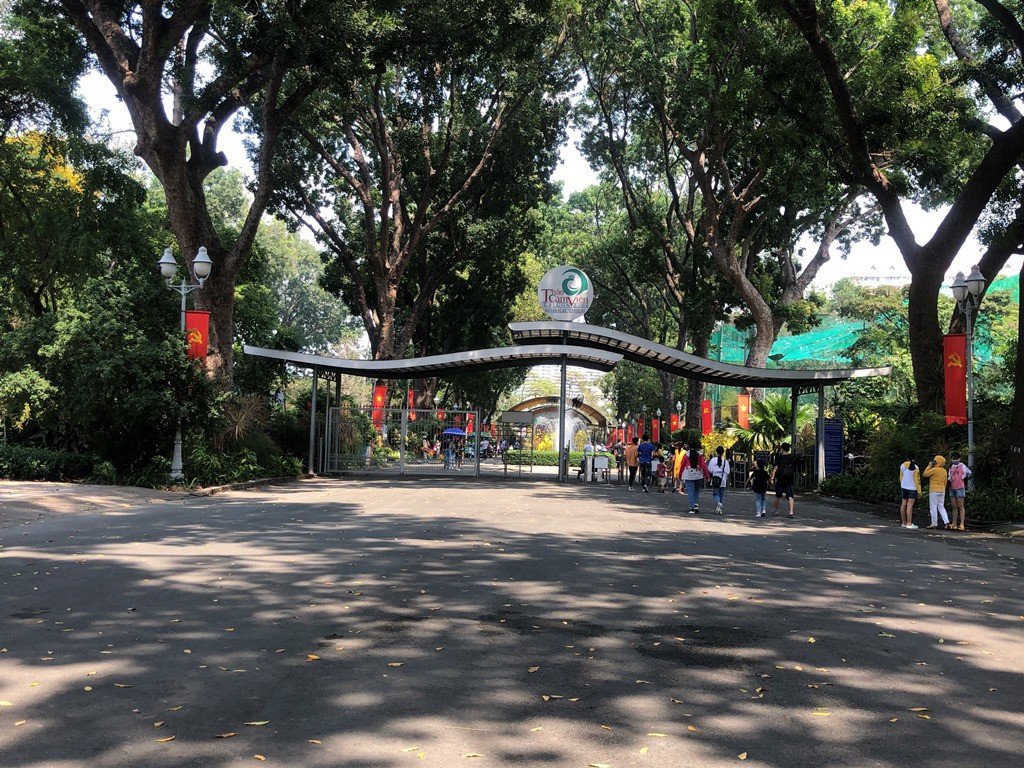 Du khách thích mê khi được vào chuồng ôm thú cho ăn ảnh 1