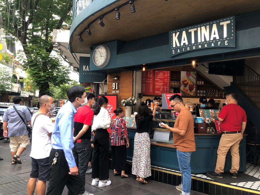 Sài Gòn nhộn nhịp trưa Mùng 1 Tết, dân đeo khẩu trang kín mít đi lễ chùa đầu năm ảnh 12