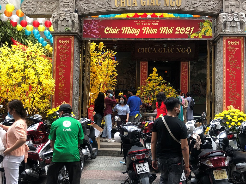 Sài Gòn nhộn nhịp trưa Mùng 1 Tết, dân đeo khẩu trang kín mít đi lễ chùa đầu năm ảnh 14