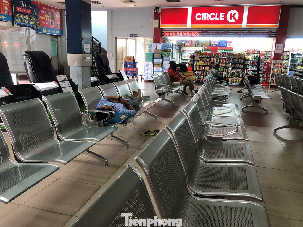 Hành khách đội mũ chống giọt bắn ra xe, sân ga vắng hoe người ảnh 14