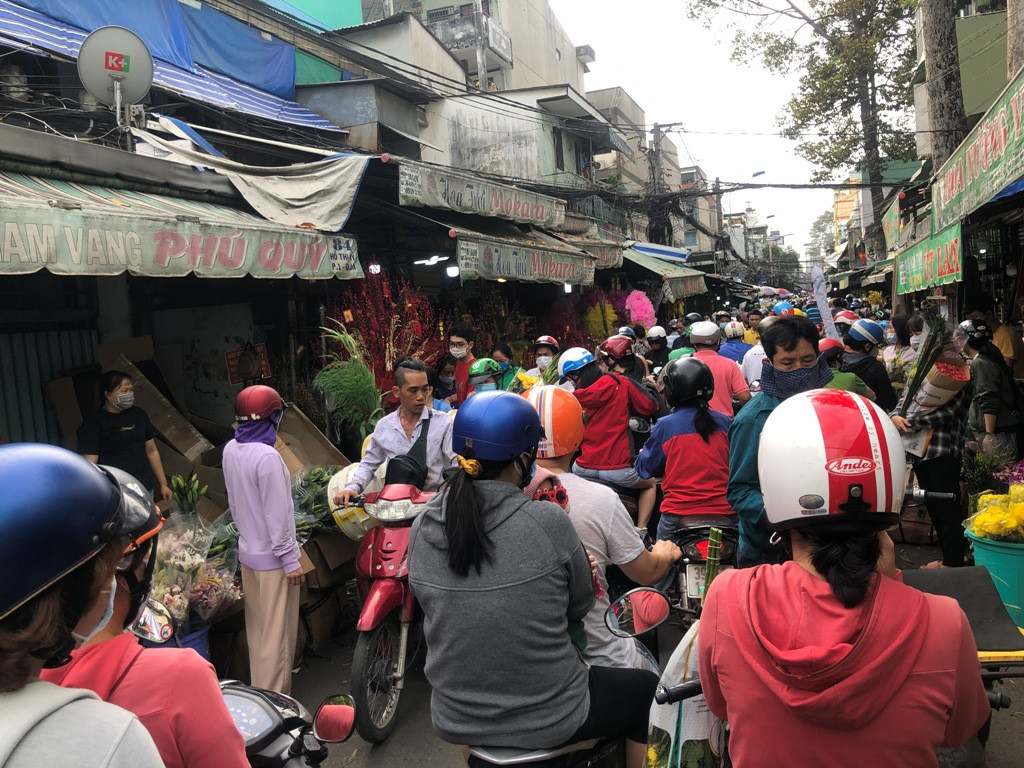 TPHCM: Chợ hoa Hồ Thị Kỷ 'xả hàng' kéo khách ảnh 10
