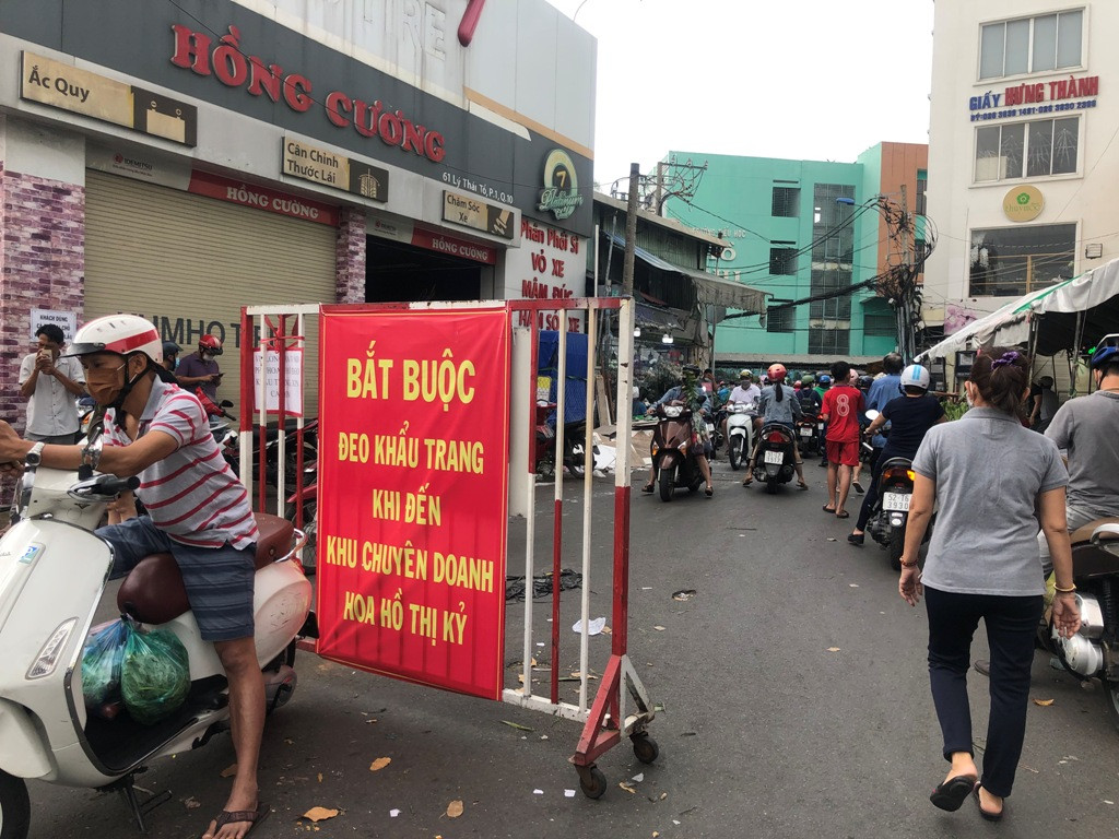 TPHCM: Chợ hoa Hồ Thị Kỷ 'xả hàng' kéo khách ảnh 1