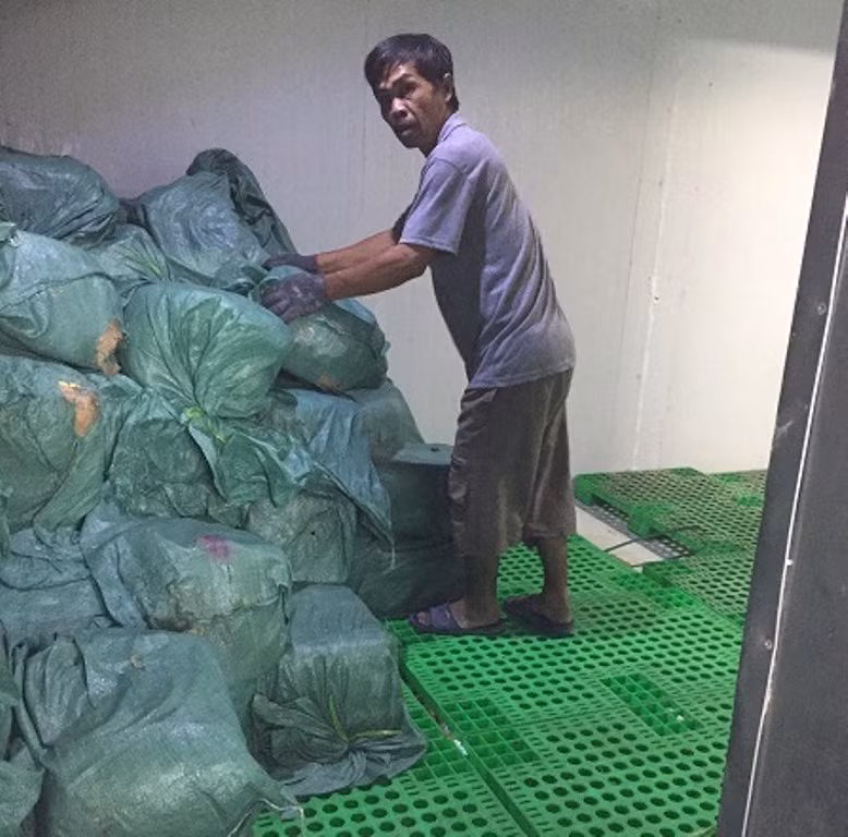 Hơn 5,5 tấn thịt, hải sản chứa trong bao tải không có nguồn gốc xuất xứ ảnh 1