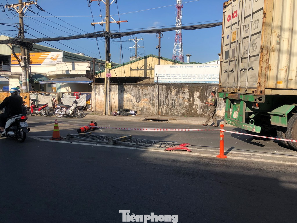 Kinh hãi cảnh container kéo lê xe máy, lao vào nhà dân lúc tinh mơ ảnh 4