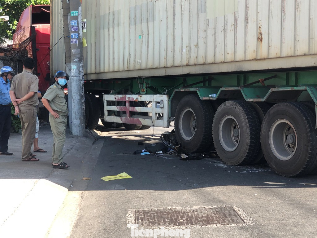 Kinh hãi cảnh container kéo lê xe máy, lao vào nhà dân lúc tinh mơ ảnh 3