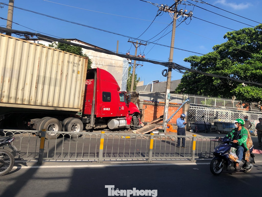 Kinh hãi cảnh container kéo lê xe máy, lao vào nhà dân lúc tinh mơ ảnh 2