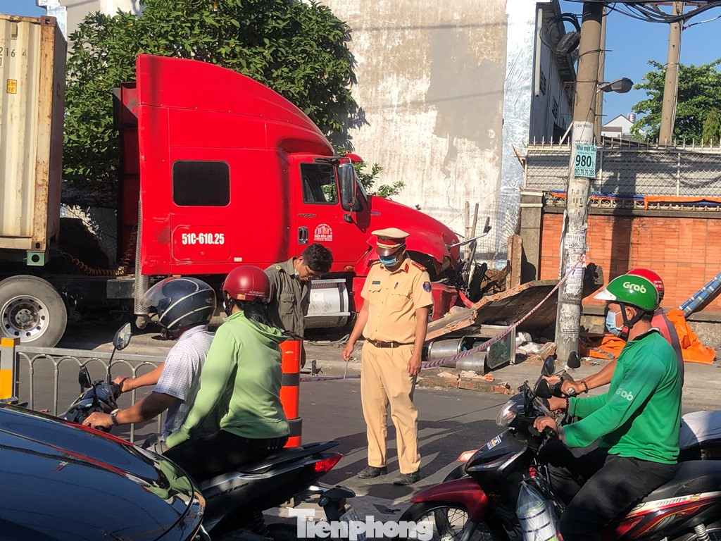 Kinh hãi cảnh container kéo lê xe máy, lao vào nhà dân lúc tinh mơ ảnh 8