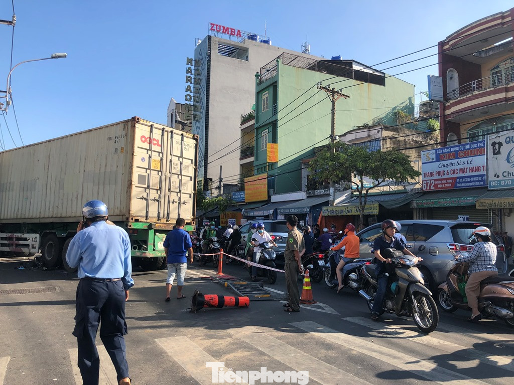 Kinh hãi cảnh container kéo lê xe máy, lao vào nhà dân lúc tinh mơ ảnh 5