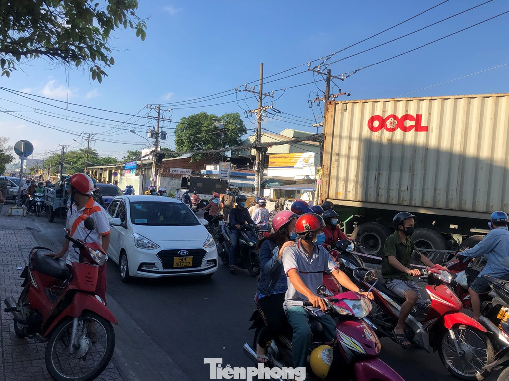 Kinh hãi cảnh container kéo lê xe máy, lao vào nhà dân lúc tinh mơ ảnh 6