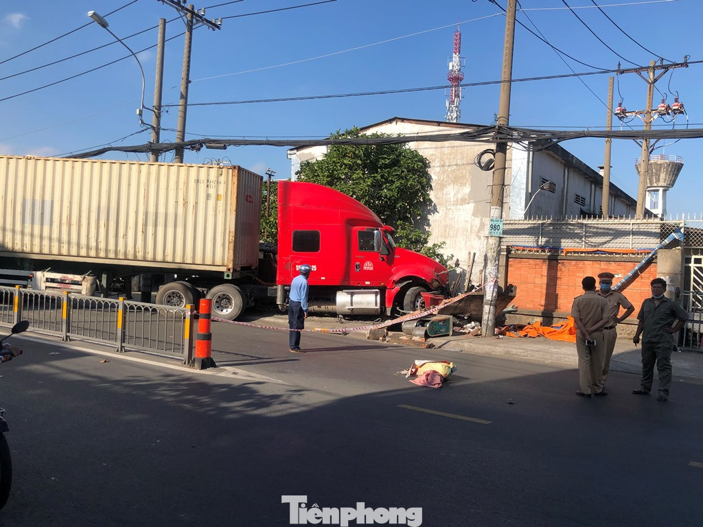 Kinh hãi cảnh container kéo lê xe máy, lao vào nhà dân lúc tinh mơ ảnh 1