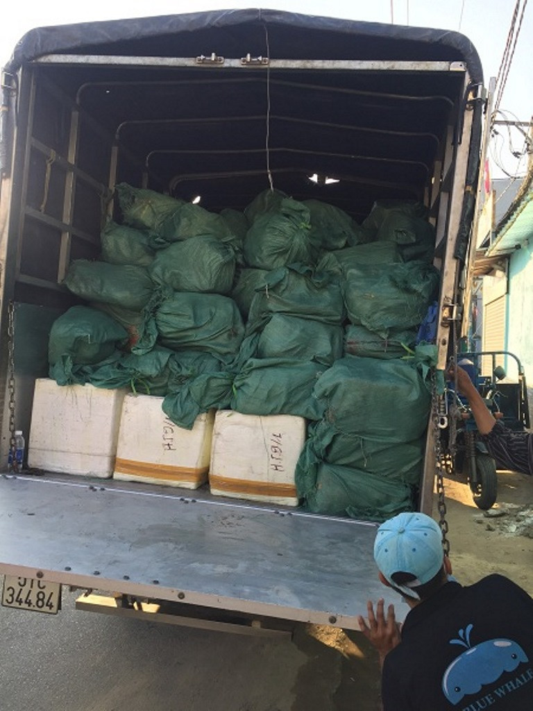Hơn 5,5 tấn thịt, hải sản chứa trong bao tải không có nguồn gốc xuất xứ ảnh 2