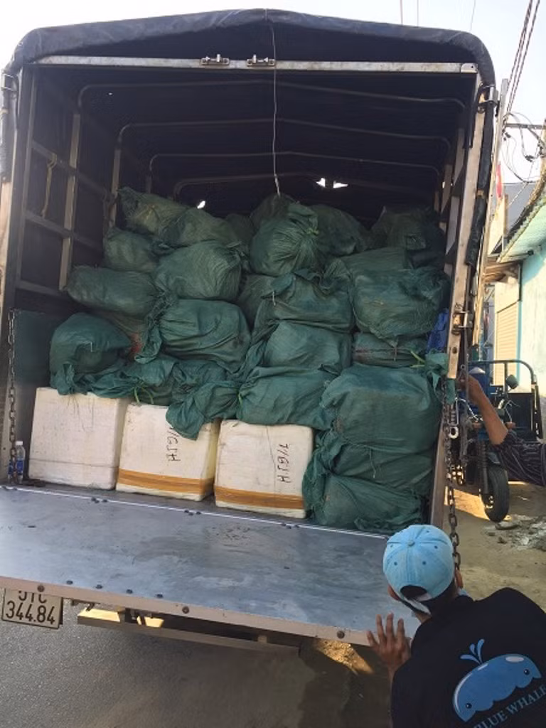 Hơn 5,5 tấn thịt, hải sản chứa trong bao tải không có nguồn gốc xuất xứ ảnh 2