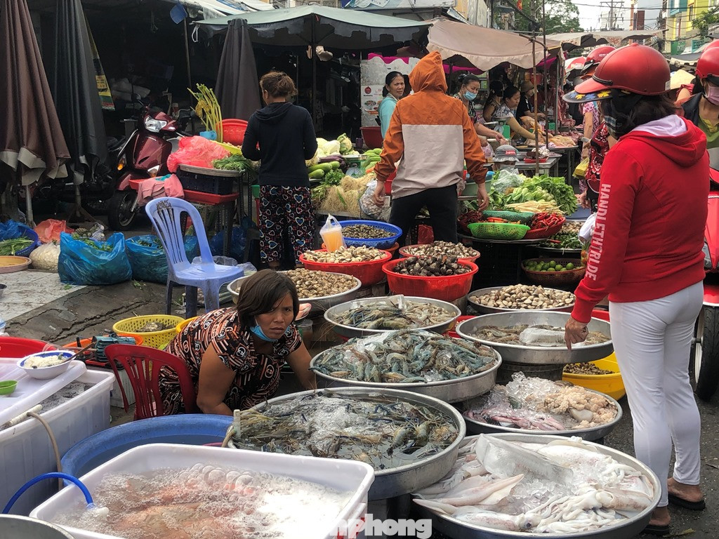 Sáng mùng 3 Tết, dân Sài Gòn xếp hàng vào siêu thị mua gà cúng ảnh 14