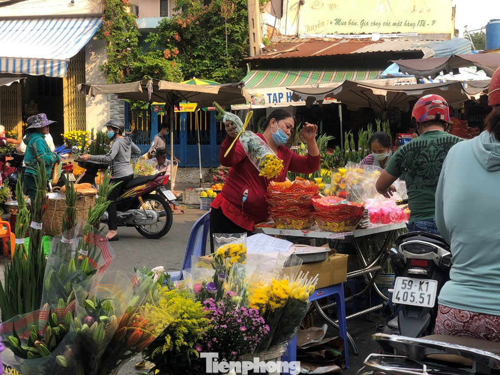 Sáng mùng 3 Tết, dân Sài Gòn xếp hàng vào siêu thị mua gà cúng ảnh 17