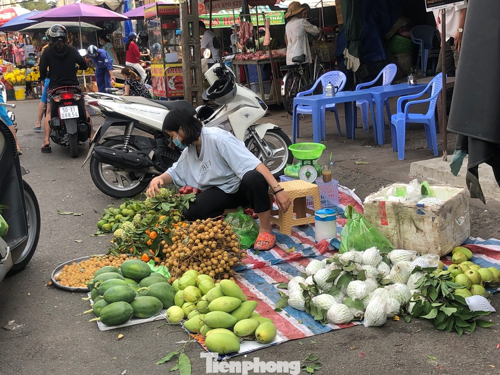 Sáng mùng 3 Tết, dân Sài Gòn xếp hàng vào siêu thị mua gà cúng ảnh 16