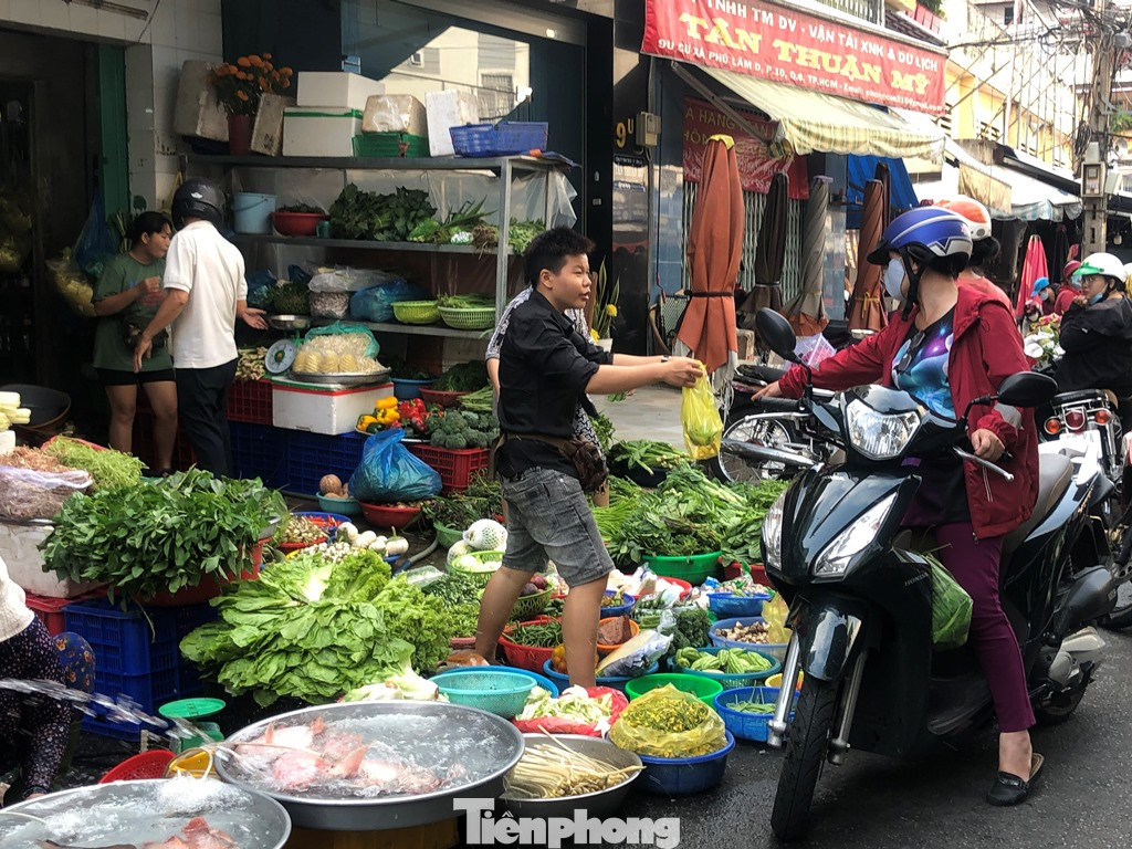 Sáng mùng 3 Tết, dân Sài Gòn xếp hàng vào siêu thị mua gà cúng ảnh 18