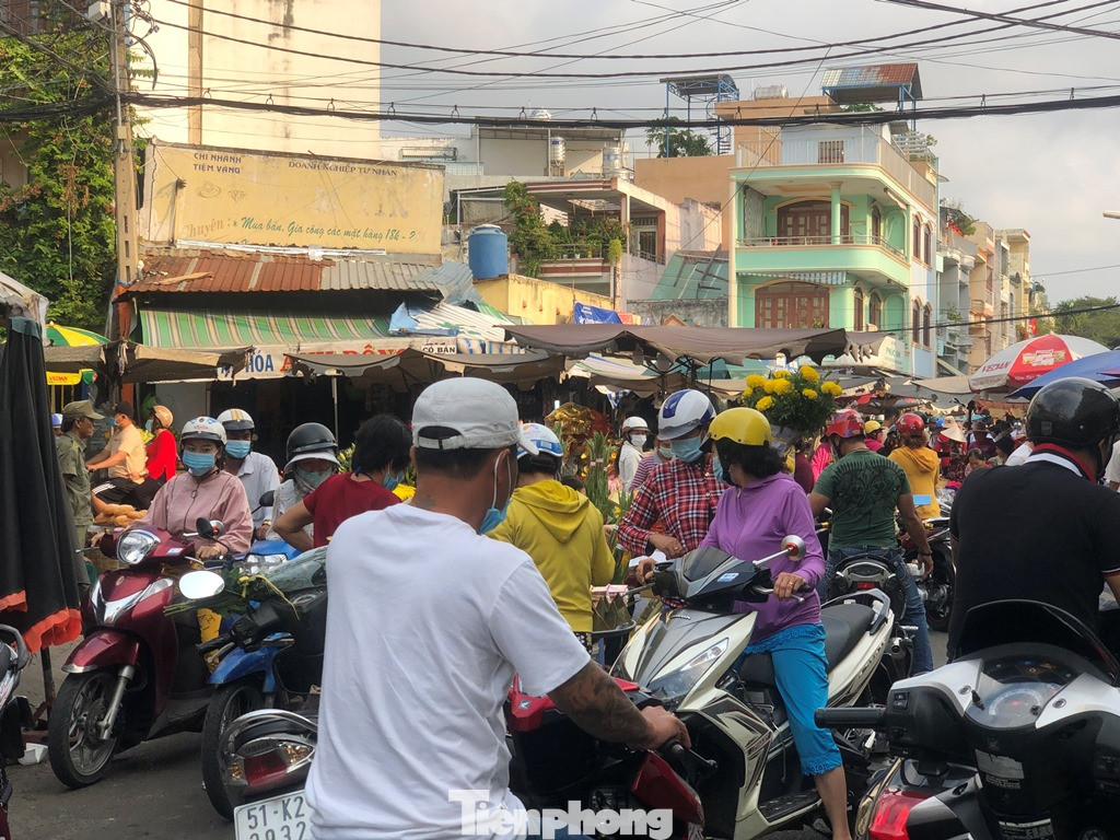 Sáng mùng 3 Tết, dân Sài Gòn xếp hàng vào siêu thị mua gà cúng ảnh 19