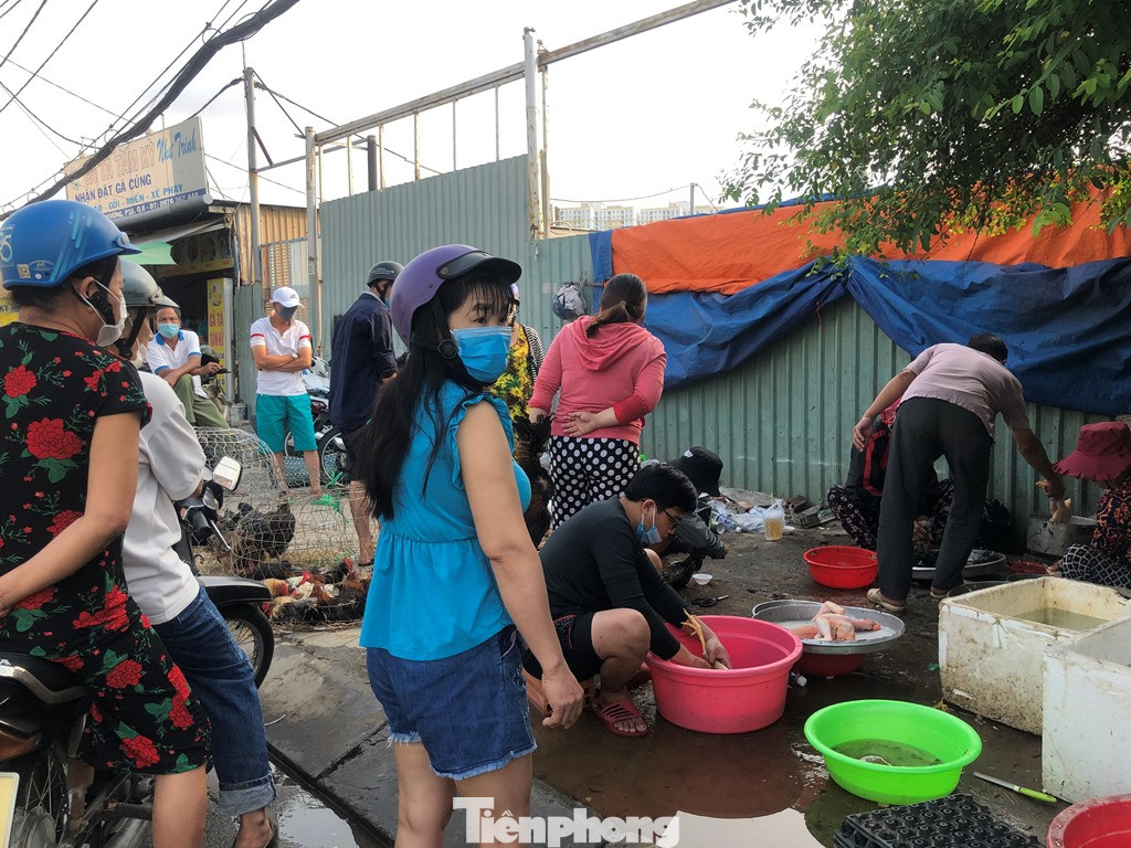 Sáng mùng 3 Tết, dân Sài Gòn xếp hàng vào siêu thị mua gà cúng ảnh 5