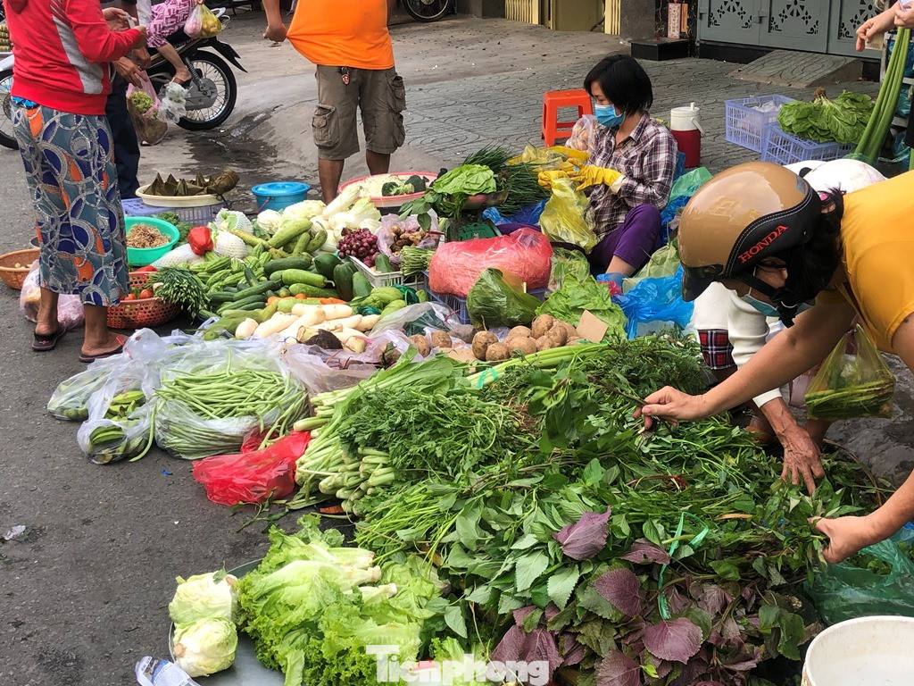 Sáng mùng 3 Tết, dân Sài Gòn xếp hàng vào siêu thị mua gà cúng ảnh 15
