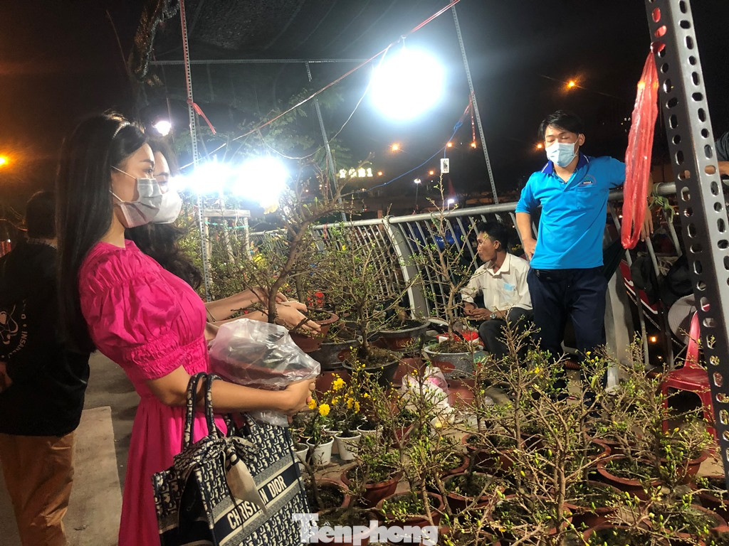 Chèo thuyền SUP lướt sông Sài Gòn đi chợ hoa Tết ảnh 4