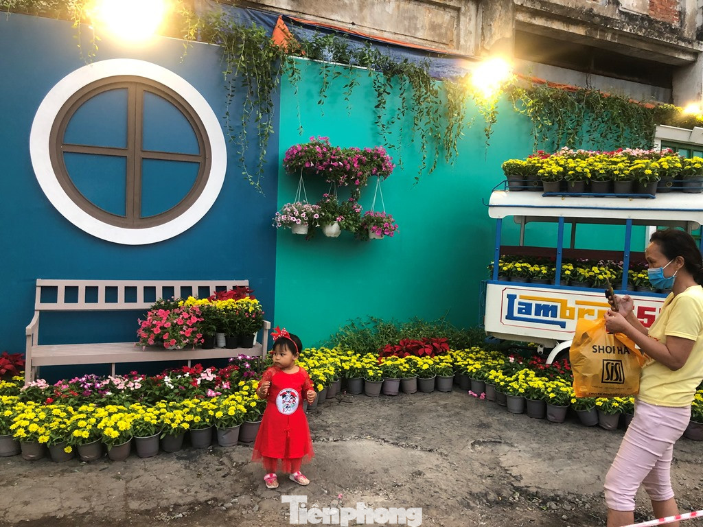 Chèo thuyền SUP lướt sông Sài Gòn đi chợ hoa Tết ảnh 20