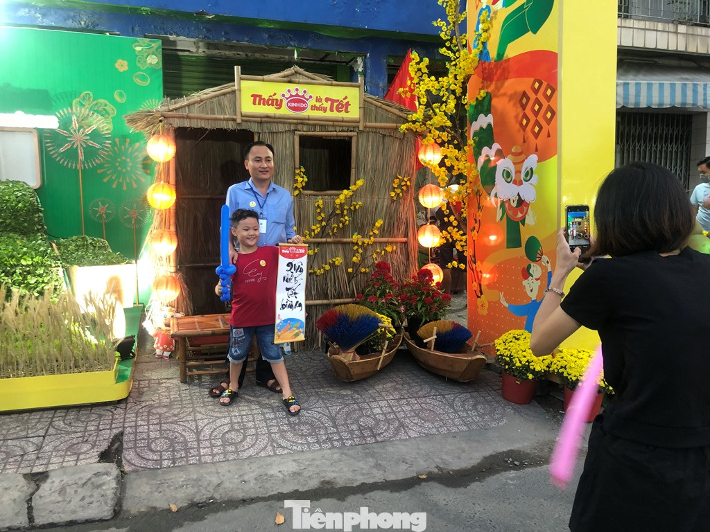 Chèo thuyền SUP lướt sông Sài Gòn đi chợ hoa Tết ảnh 6