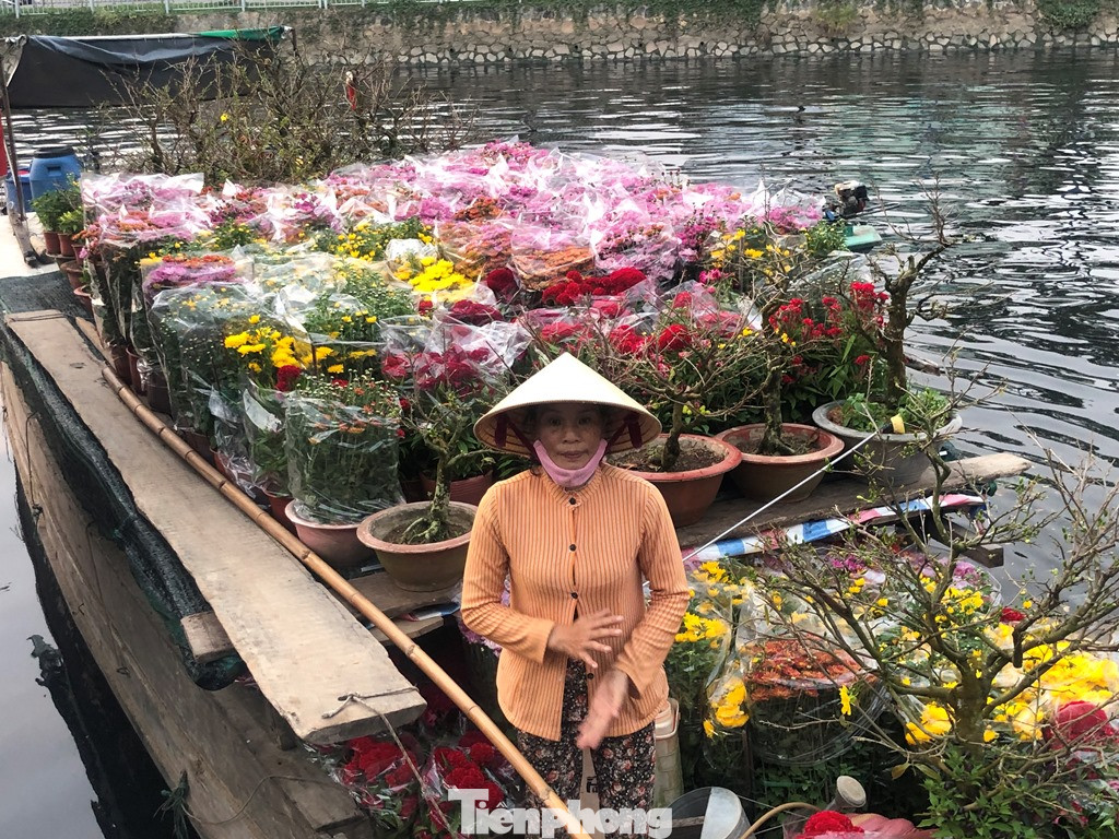 Chèo thuyền SUP lướt sông Sài Gòn đi chợ hoa Tết ảnh 1