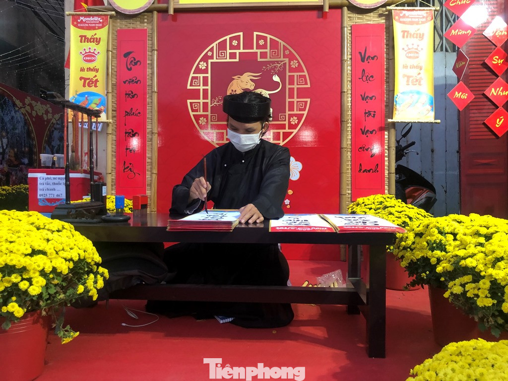 Chèo thuyền SUP lướt sông Sài Gòn đi chợ hoa Tết ảnh 5